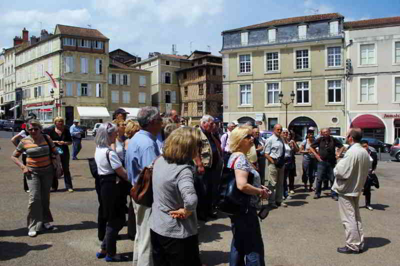 09_GASCOGNE 014 (Lauze).jpg - ... et explicatons du guide.